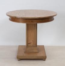 Runder Tisch mit quadratischem Fuß