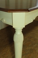 Tisch im antiken Stil